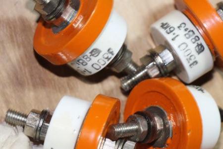 真空開關(guān)管的氣密絕緣系統(tǒng)、屏蔽系統(tǒng)以及導電系統(tǒng)